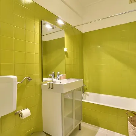 Well-design 1 Bedroom In Encarnacao Apartamento Lisboa
