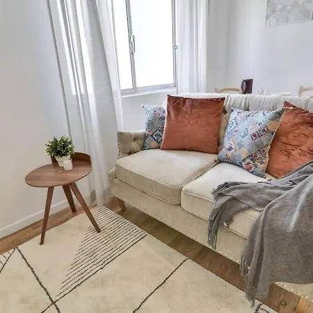Well-design 1 Bedroom In Encarnacao Apartamento Lisboa